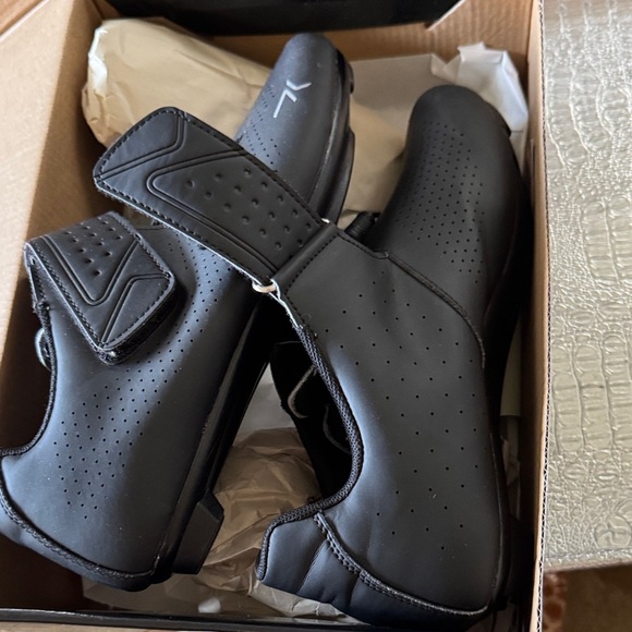 Sleek Black Athletic Shoes for Men - Picture 3 of 6